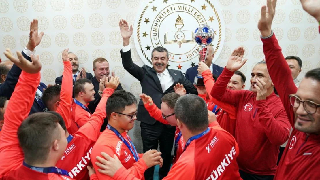 Bakan Tekin, Down Sendromlu Futsal Milli Takımı'nı ağırladı