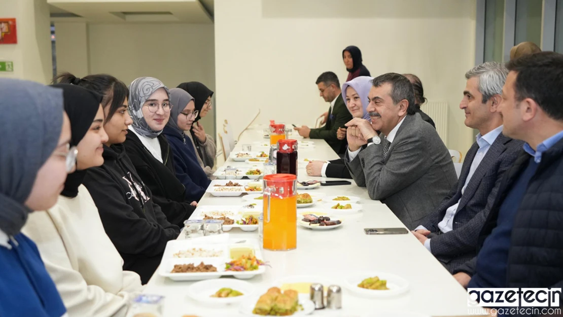 Bakan Tekin, öğrenci, öğretmen ve velilerle iftar sofrasında buluştu