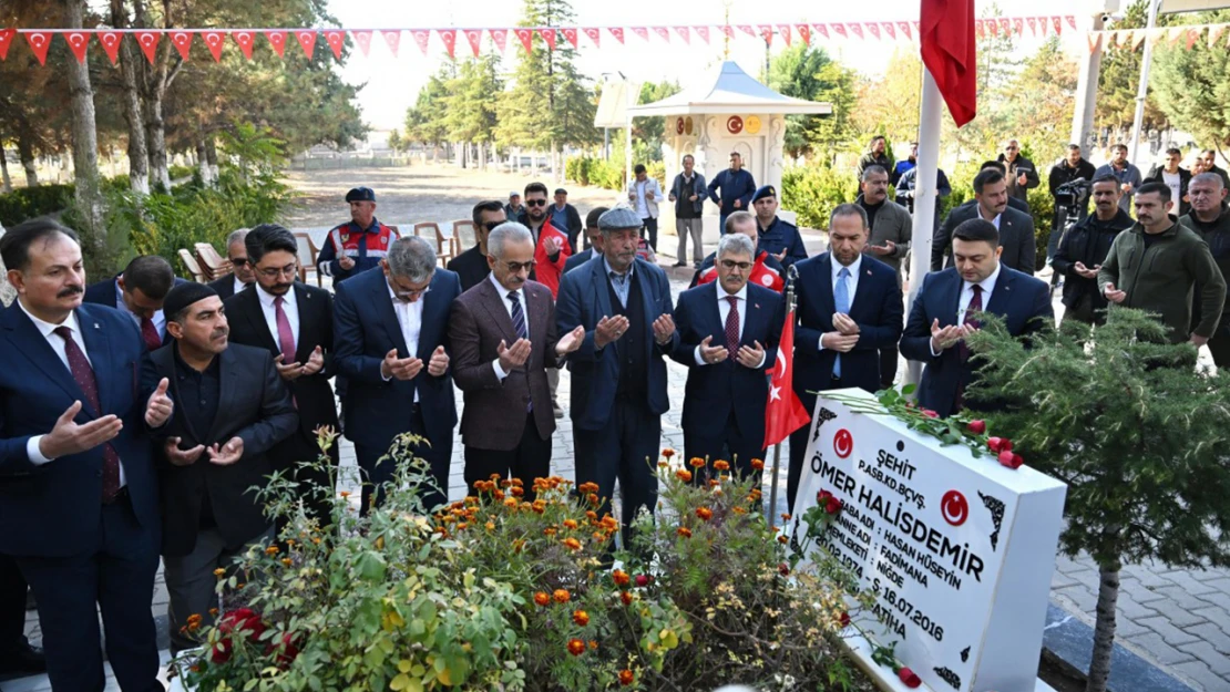 Bakan Uraloğlu, 15 Temmuz Kahramanı Şehit Ömer Halisdemir'in kabrini ziyaret etti