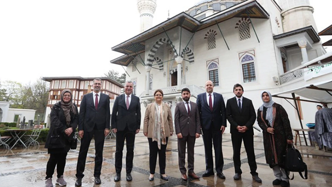 Bakan Yanık Berlin'de Türk toplumu temsilcileriyle bir araya geldi