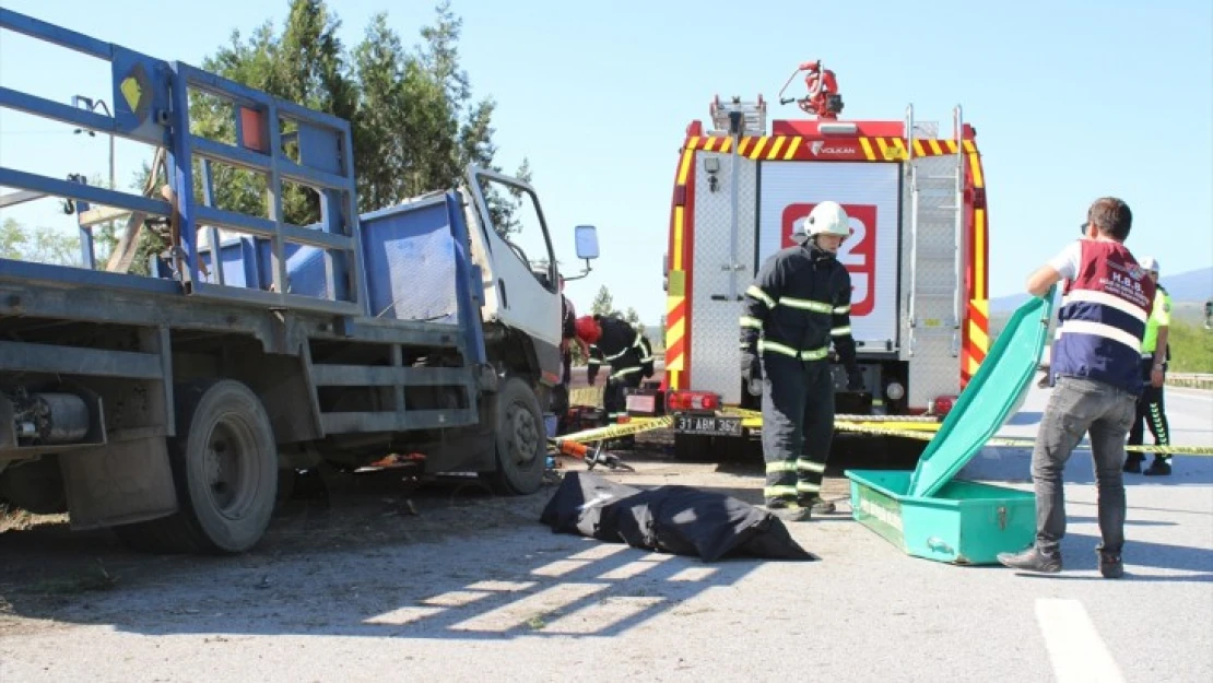 Bariyere çarparak devrilen kamyonun sürücüsü öldü