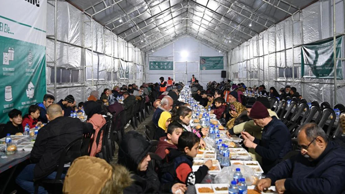 Başkan Güngör, iftarda gönül sofralarına misafir oldu