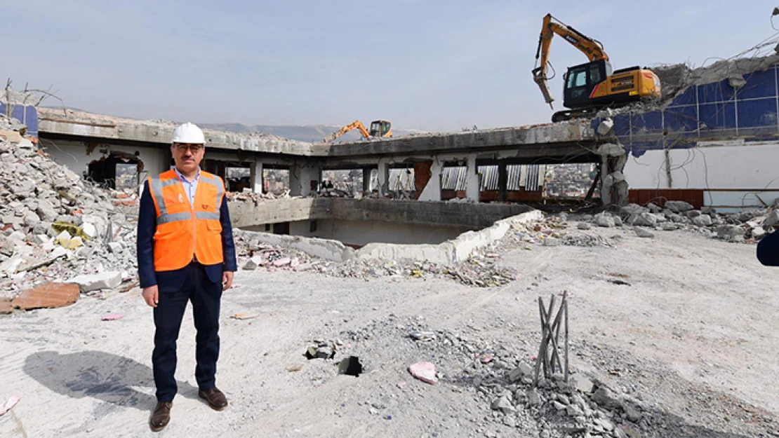 Başkan Güngör, Şehir Meydanı projesi çalışmalarını inceledi