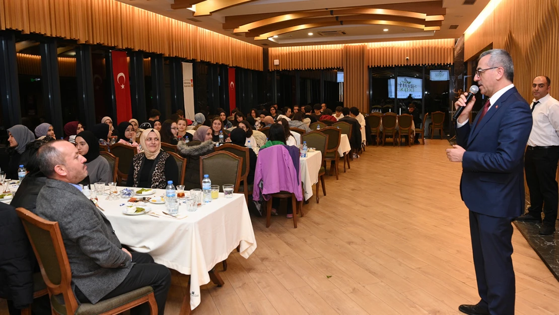 Başkan Güngör, TOBB Fen Lisesi öğrencileriyle iftar yaptı