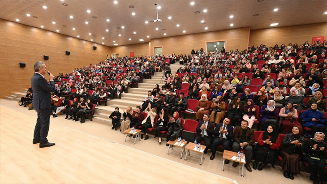 Başkan Güngör, üniversite öğrencilerine müjdelerini sıraladı