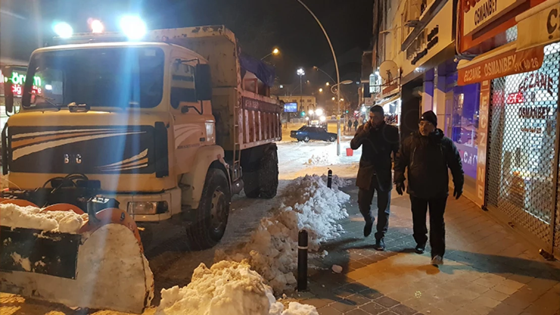 Başkan Güven, karla mücadele eden ekiplerin yanından ayrılmıyor