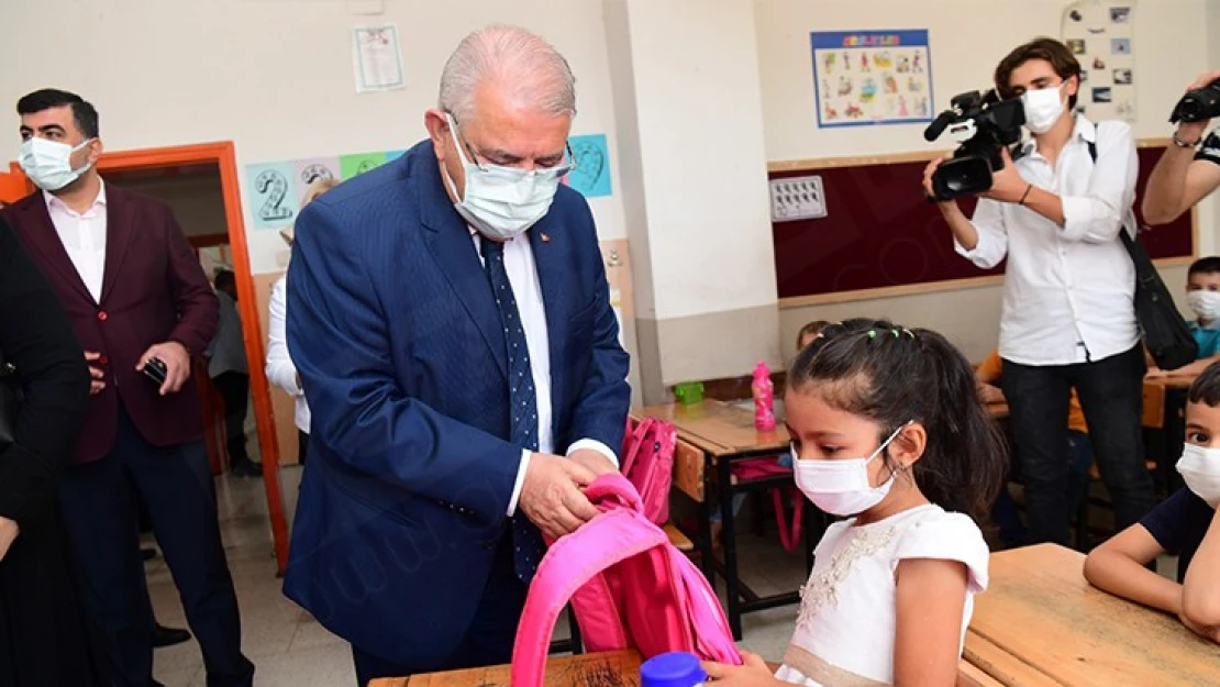 Başkan Mahçiçek, 10 bin adet çanta ve kırtasiye setini 1'inci sınıf öğrencilerine hediye etti