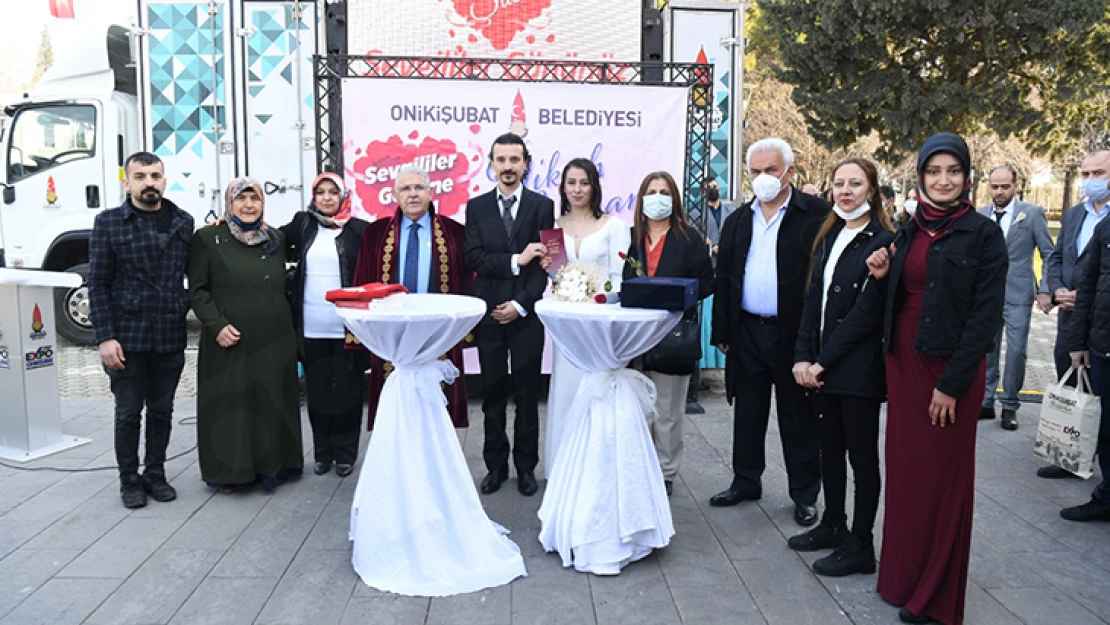 Başkan Mahçiçek, evliliğe 'evet' diyen 25 çiftin nikah akdini gerçekleştirdi