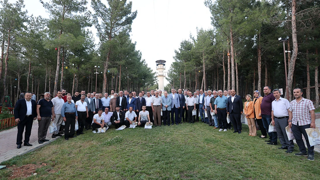 Başkan Okay: Baba, sevdiklerini saran ulu bir çınardır