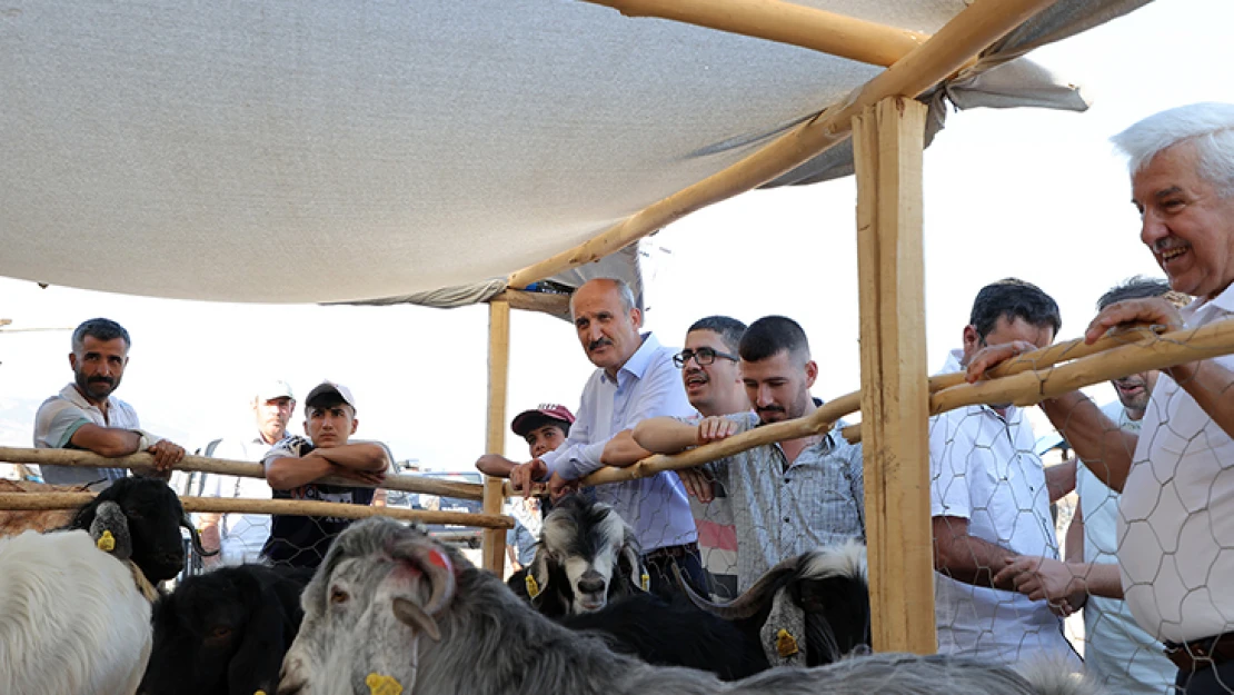 Başkan Okay, çarşı esnafını ve hayvan pazarını ziyaret etti