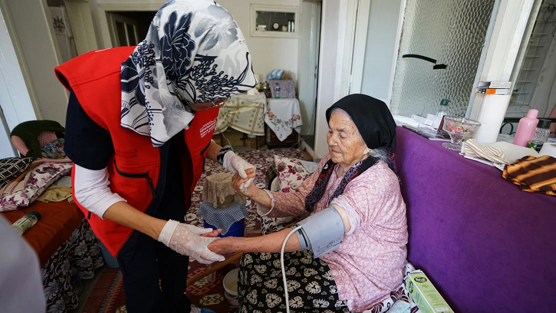 Bayram öncesi ulu çınarlar da unutulmadı