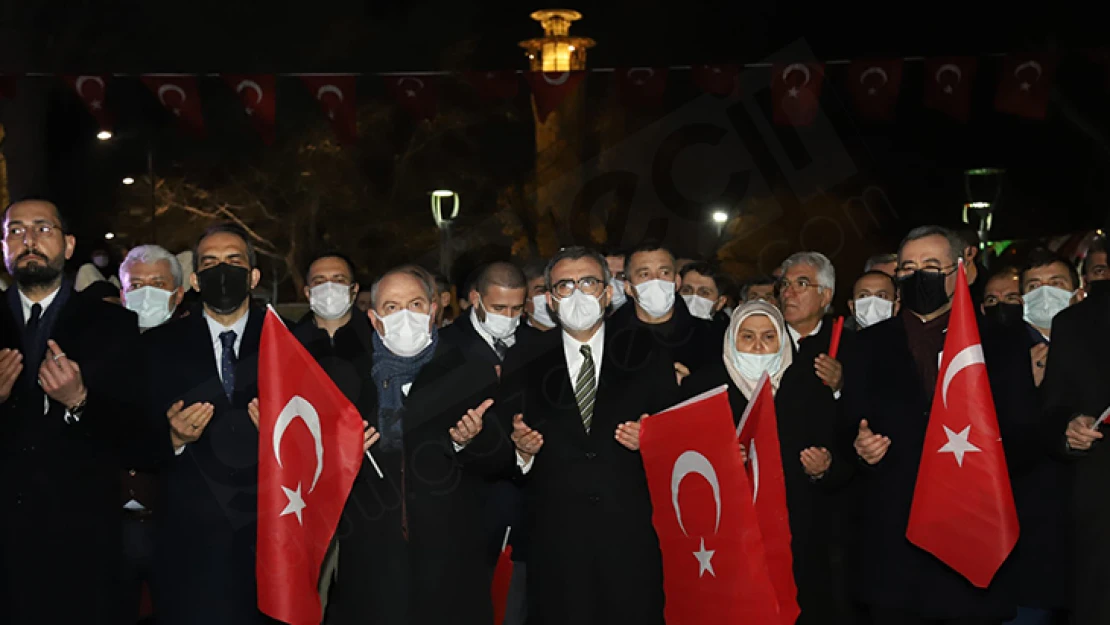 Binlerce kişi Kahramanmaraş Valiliği önünde toplandı