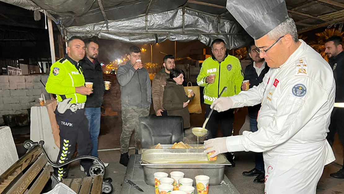 Bir bardak sıcak çorba ile gönülleri fethetti