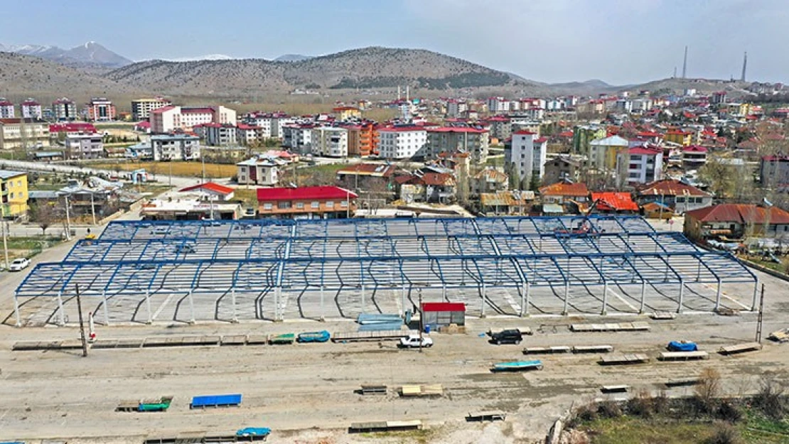 Bölgenin en büyük kapalı semt pazarı Göksun'a yapılıyor