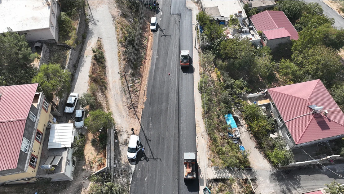 Büğlek Caddesi'nde asfalt çalışmaları sürüyor