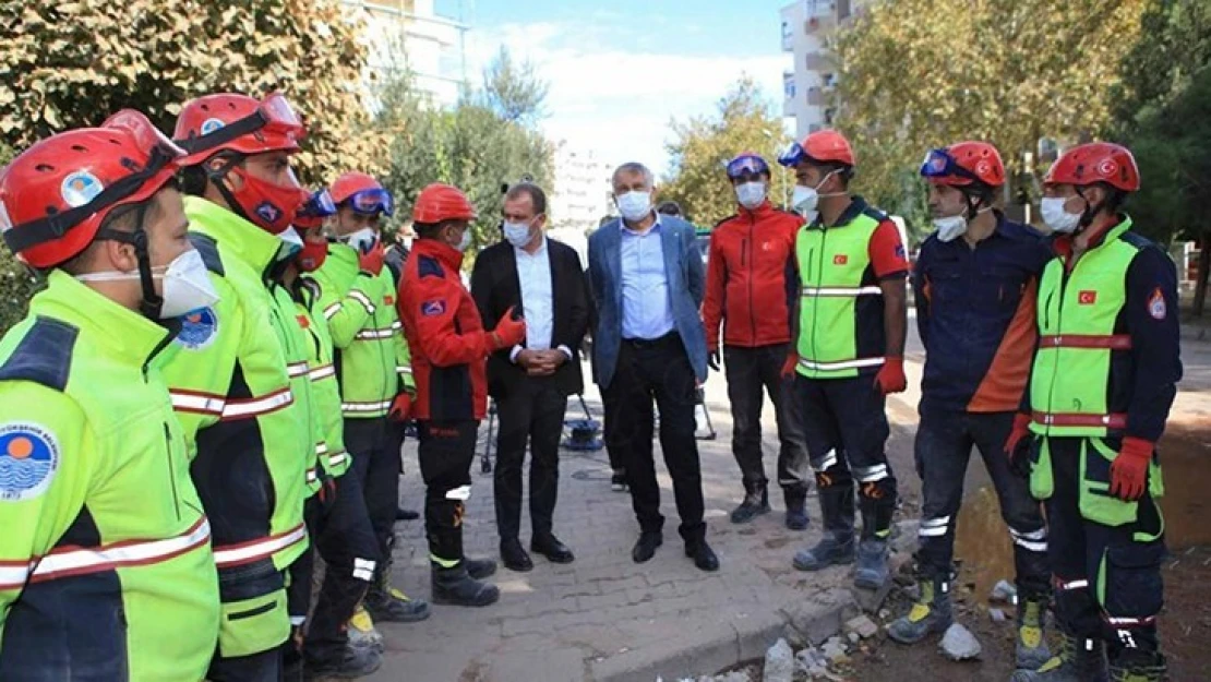 Büyükşehir Belediye Başkanı Karalar İzmir'de deprem bölgesini ziyaret etti