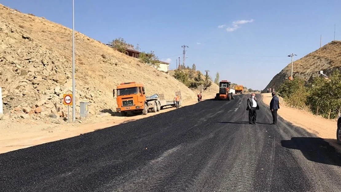 Çağlayancerit'te alt yapı bitti yol çalışmaları sürüyor