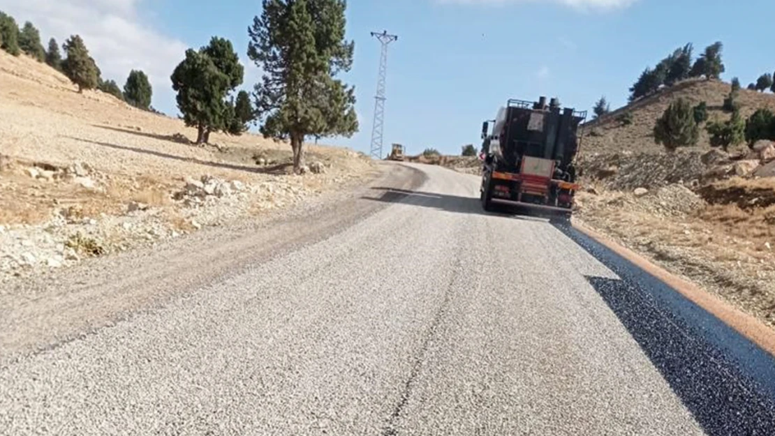 Çağlayancerit'te kırsal mahallelerin ulaşımı iyileştiriliyor