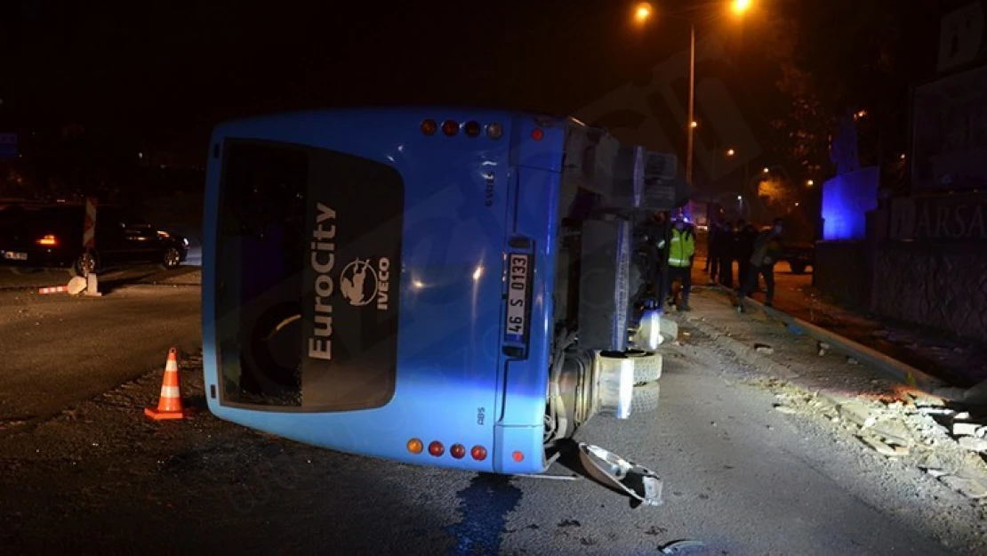 Çaldıkları iddia edilen minibüsle kaza yaptılar