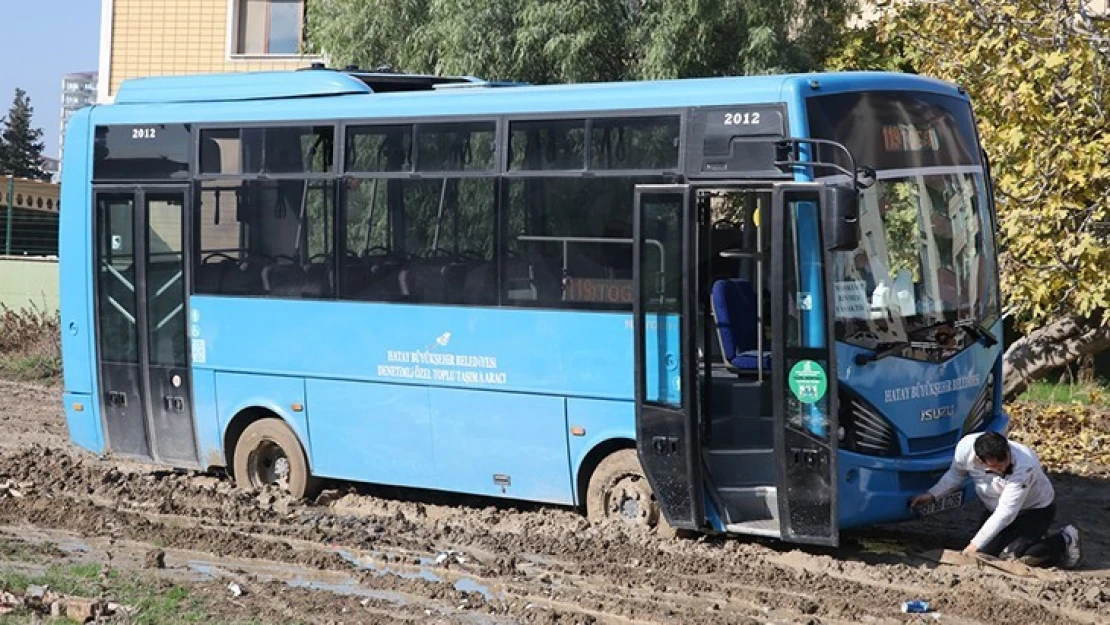 Çamura saplanan halk otobüsü kurtarıldı