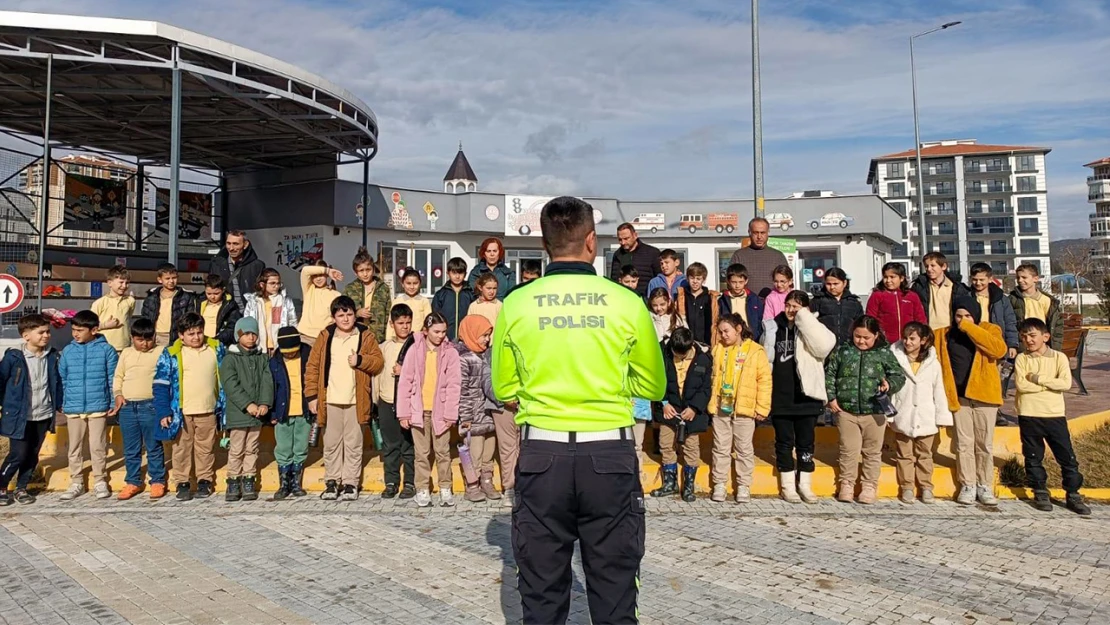 Çocuk Trafik Eğitim Parkı'nda öğrencilere eğitim verildi