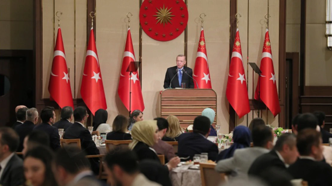 Cumhurbaşkanı Erdoğan, sağlık çalışanlarını iftarda ağırladı