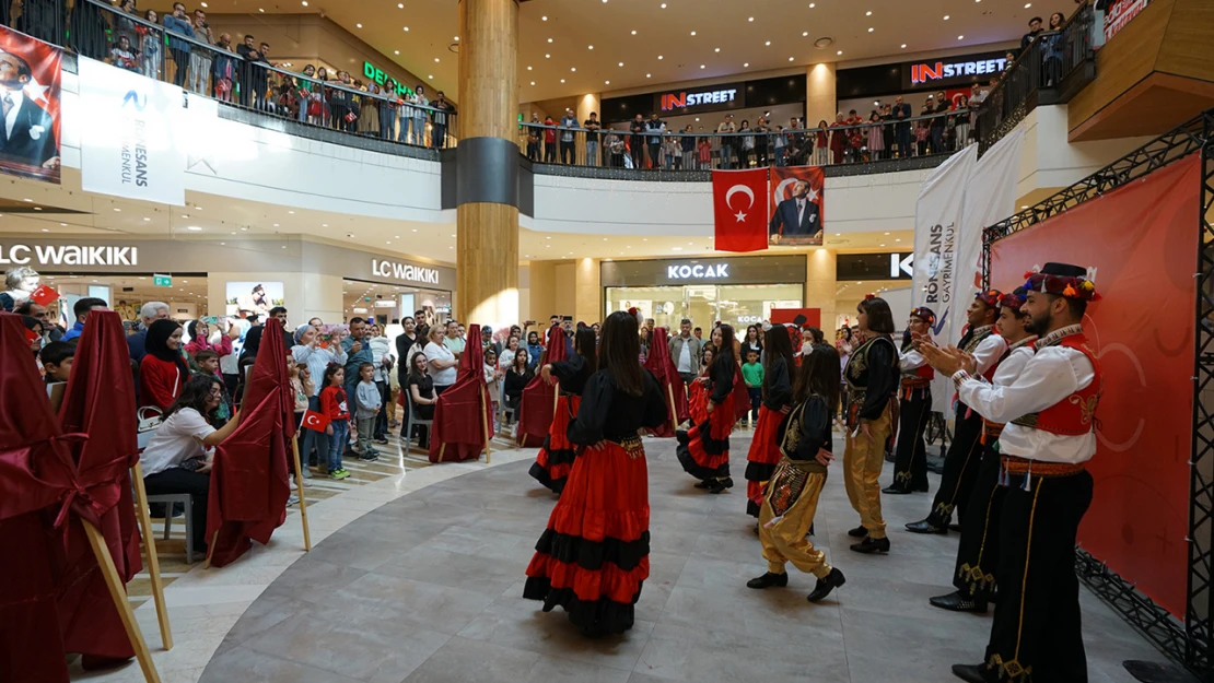 Cumhuriyet kutlamalarında halk oyunları ekibi görsel şölen sundu