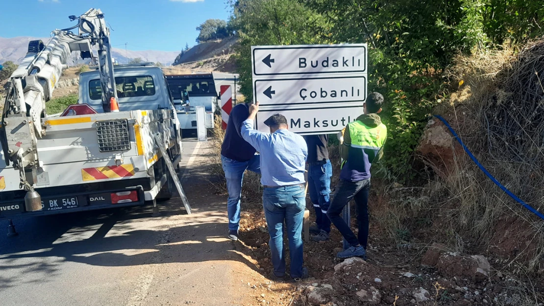 Deforme olan trafik işaretleri yenileniyor