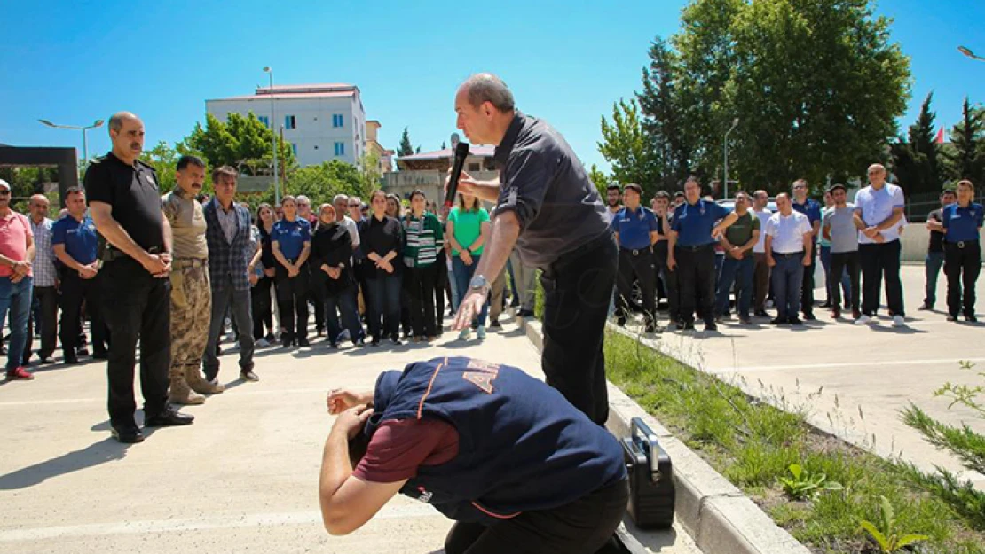 Deprem anı ve deprem sonrası tahliye tatbikatı nefes kesti