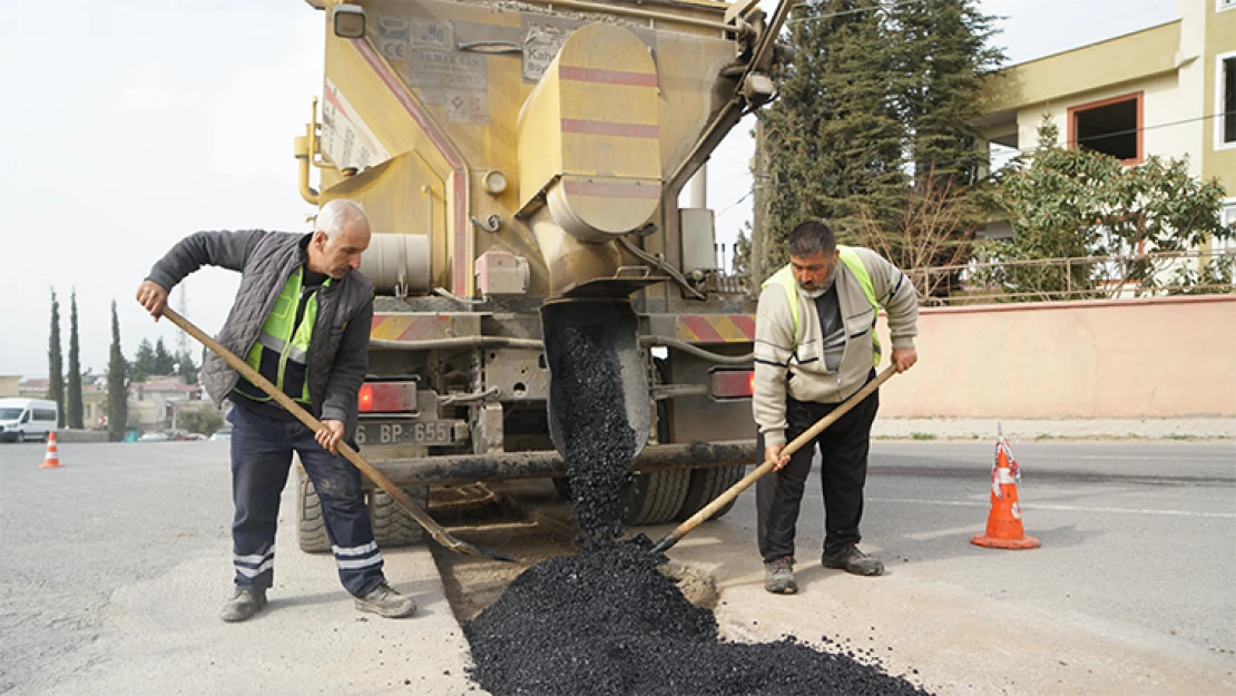 Depremde hasar gören yollar onarılıyor