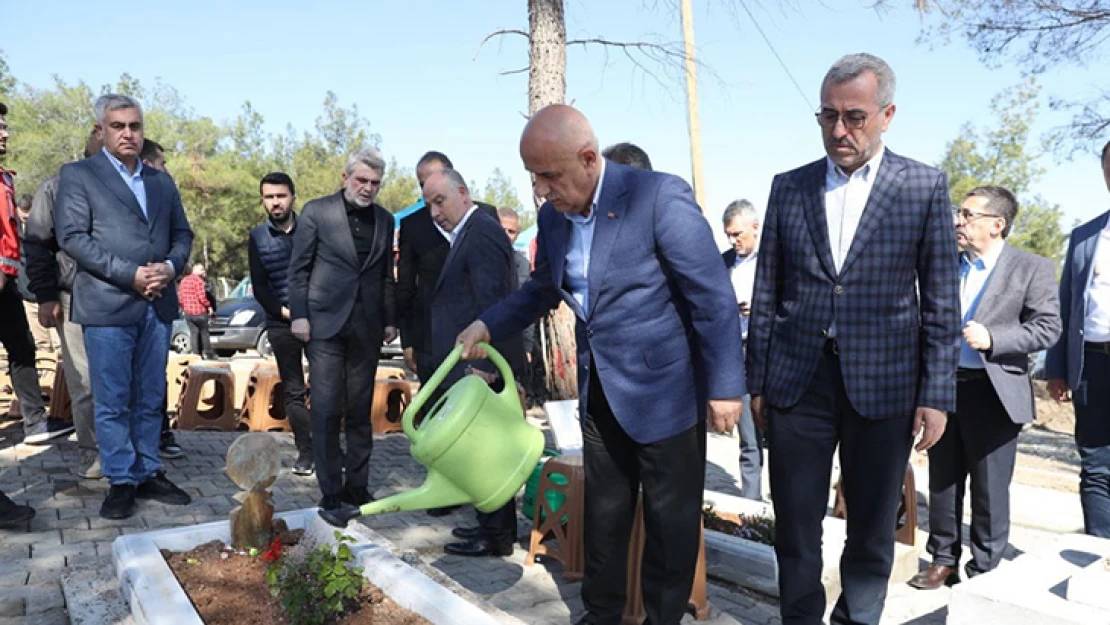 Depremde hayatını kaybedenler kabirleri başında yâd edildi