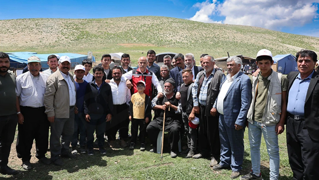 Depremde hayvanları telef olan üreticilere yeni hayvanları teslim edildi