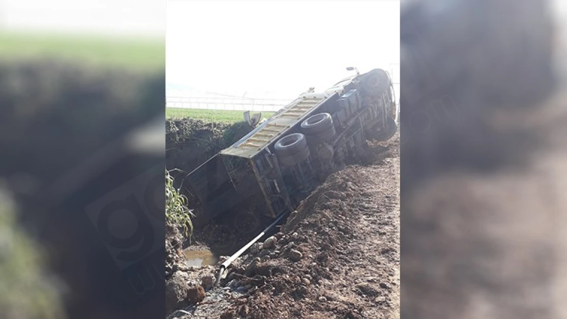 Dereyi geçmeye çalışan hafriyat kamyonu devrildi