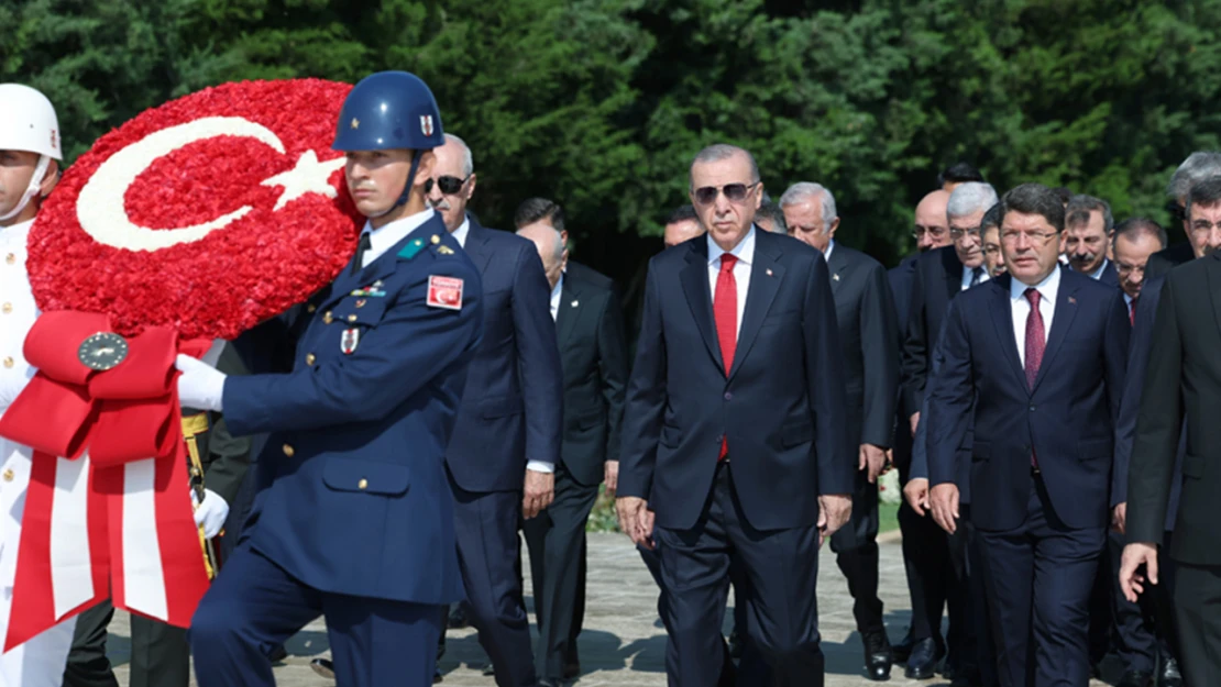 Devlet Erkanı Anıtkabirde Ata'nın huzurunda