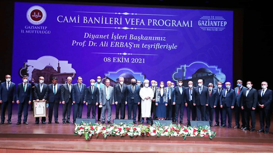 Diyanet İşleri Başkanı Erbaş, Konukoğlu ailesine 'Cami Banisi Taktir Belgesi' takdim etti