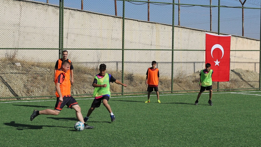 Diyarbakır'da öğrenciler her hafta jandarma ile futbol maçı yapıyor