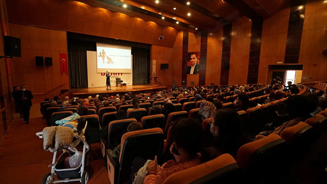 Doç. Dr. Saniye Bencik Kangal, aile atölyesinde ebeveynlerle buluştu