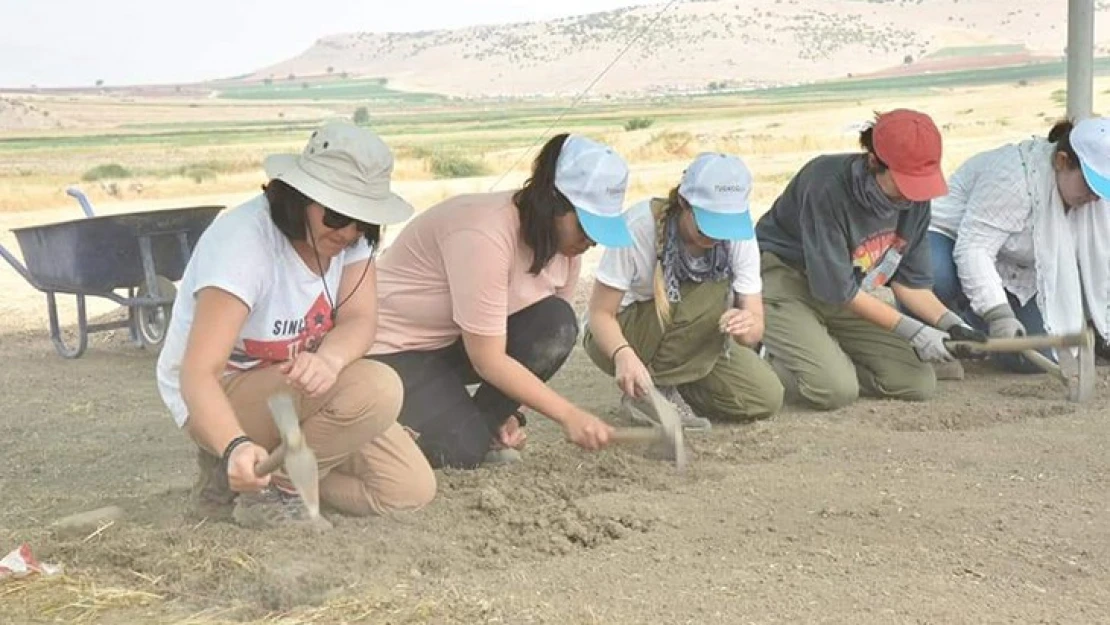 Domuztepe Höyüğü, yeni kazı alanında ilk çapayı Başkan Okumuş, vurdu