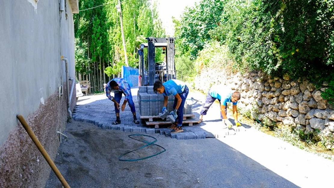 Dulkadiroğlu, Ayaklıcaoluk ve Küçük Nacar mahallelerinde parke çalışması yaptı