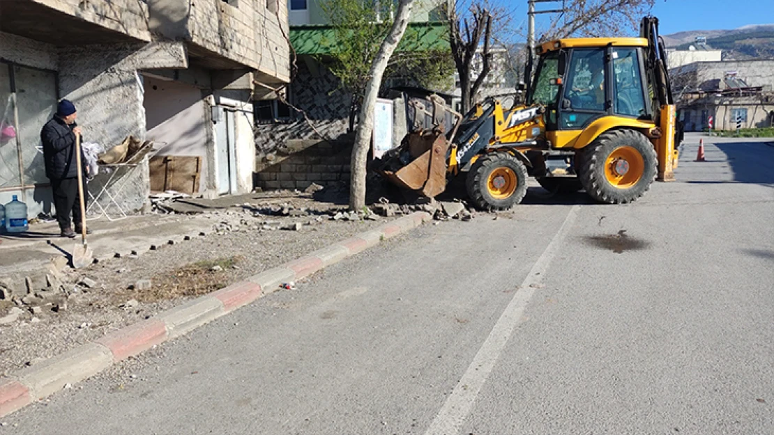 Dulkadiroğlu'nda ara sokaklar molozlardan temizleniyor