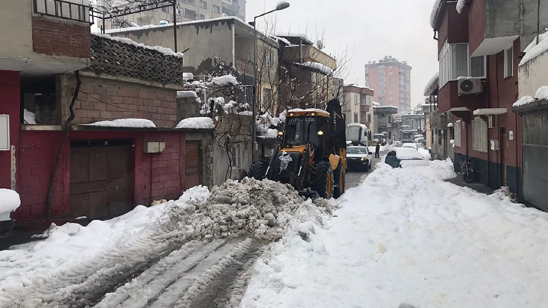 Dulkadiroğlu sokaklarında kar temizliği aralıksız sürüyor