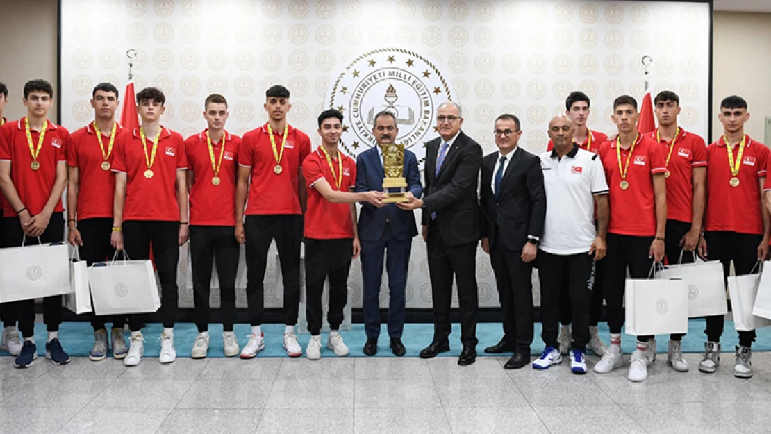 Dünya voleybol şampiyonu takımdan Bakan Özer'e ziyaret