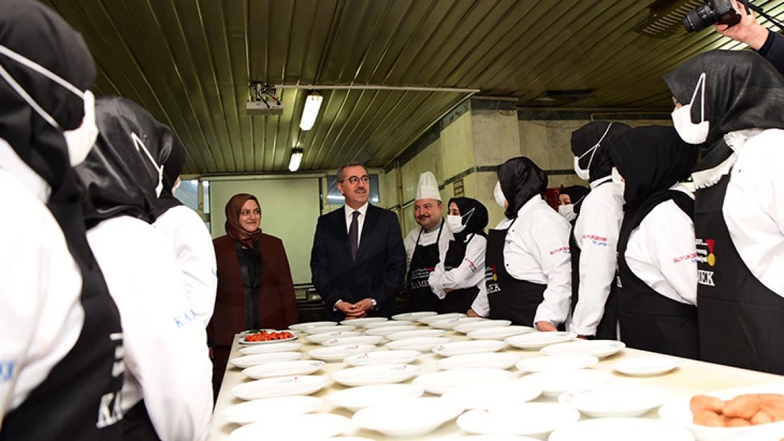 Eğitimlerini tamamlayan öğrenciler Aşçı Yardımcısı unvanı aldı