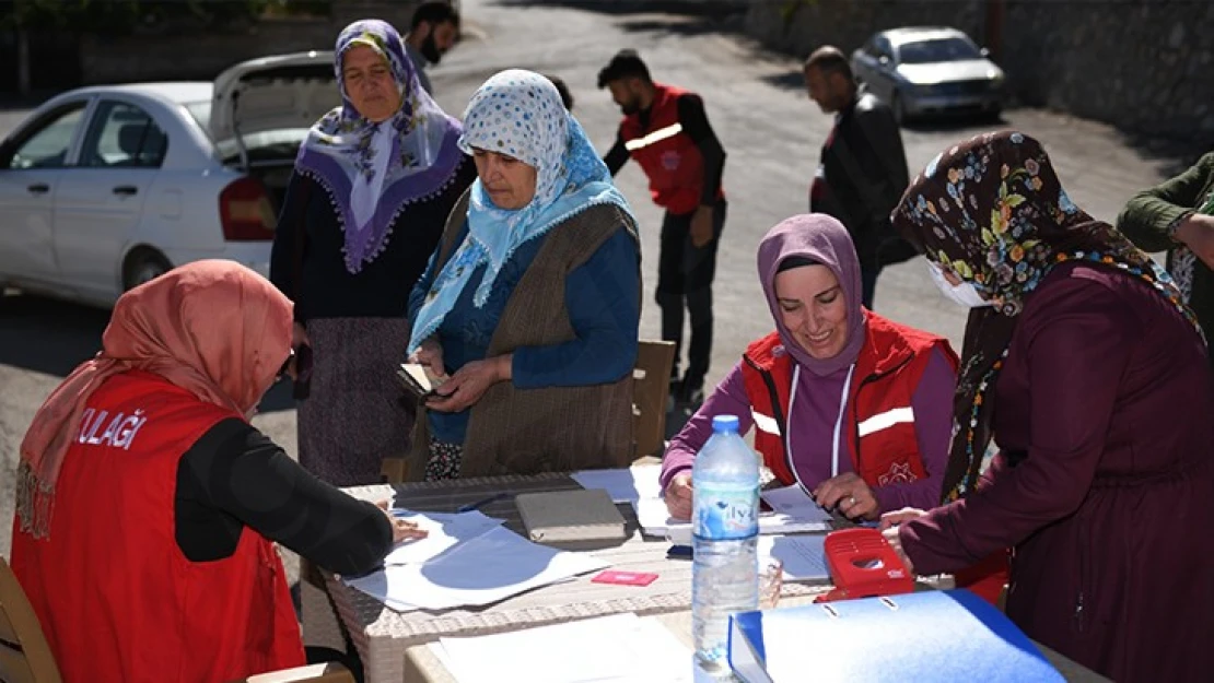 Elbistan Belediyesi'nin 'Mobil Çözüm Aracının' ilk durağı Kızılcaoba Mahallesi oldu