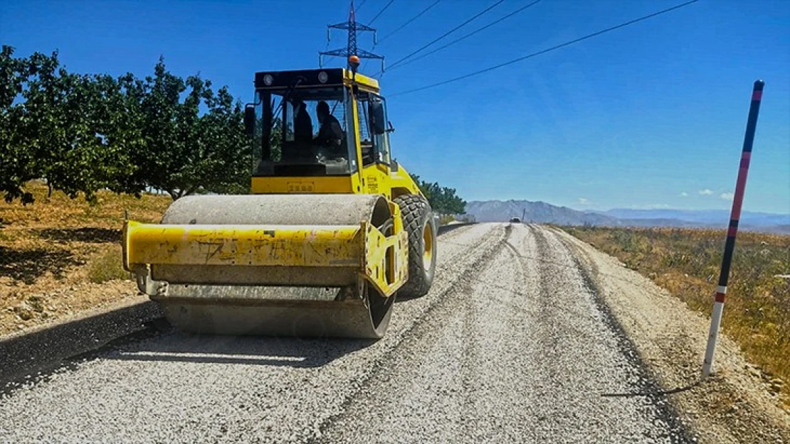 Elbistan'da 15 Mahalleye ulaşım sağlayan yol yenileniyor