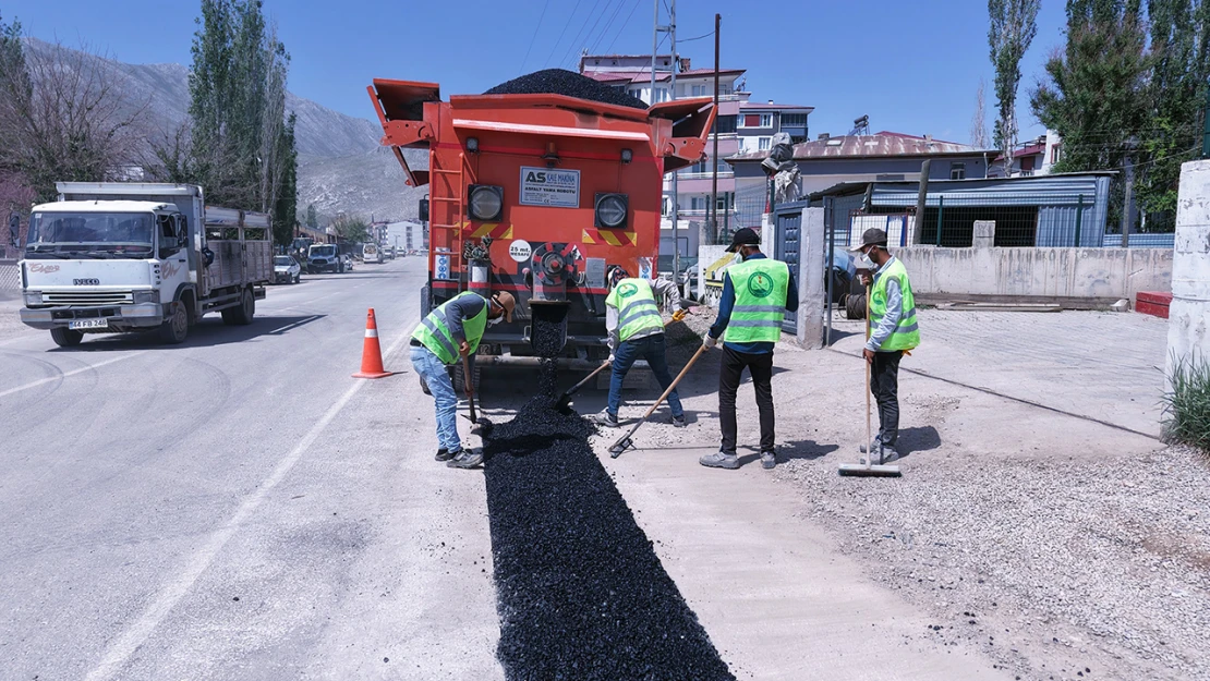 Elbistan'da altyapısı tamamlanan mahallelerde asfalt başladı