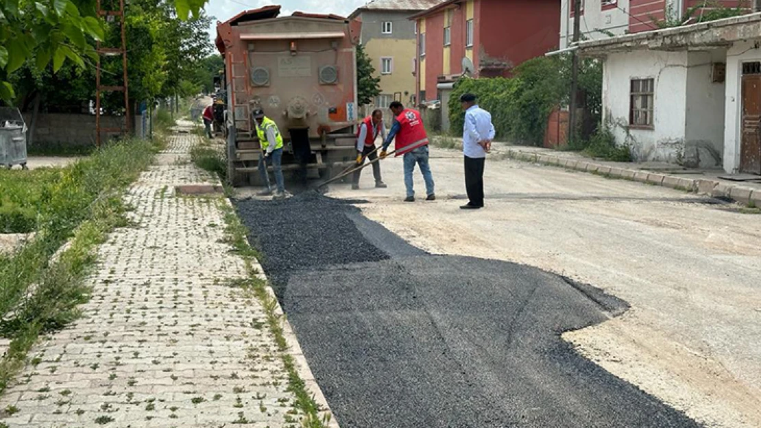 Elbistan'da hasar gören yollar onarılıyor