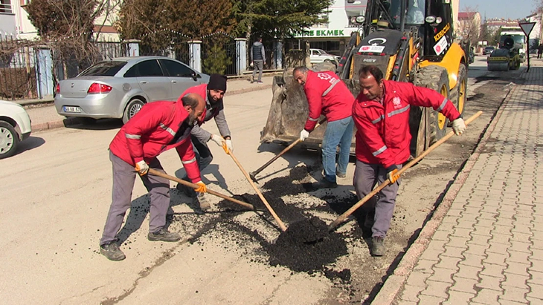 Elbistan'da yoğun kar yağışı sonrası bozulan yollar tamir ediliyor