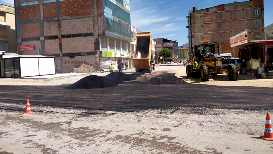 Elbistan'da yol yenileme çalışmaları sürüyor