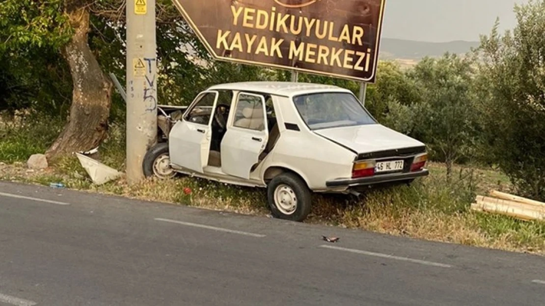 Elektrik direğine çarpan otomobildeki 2 kişi yaralandı